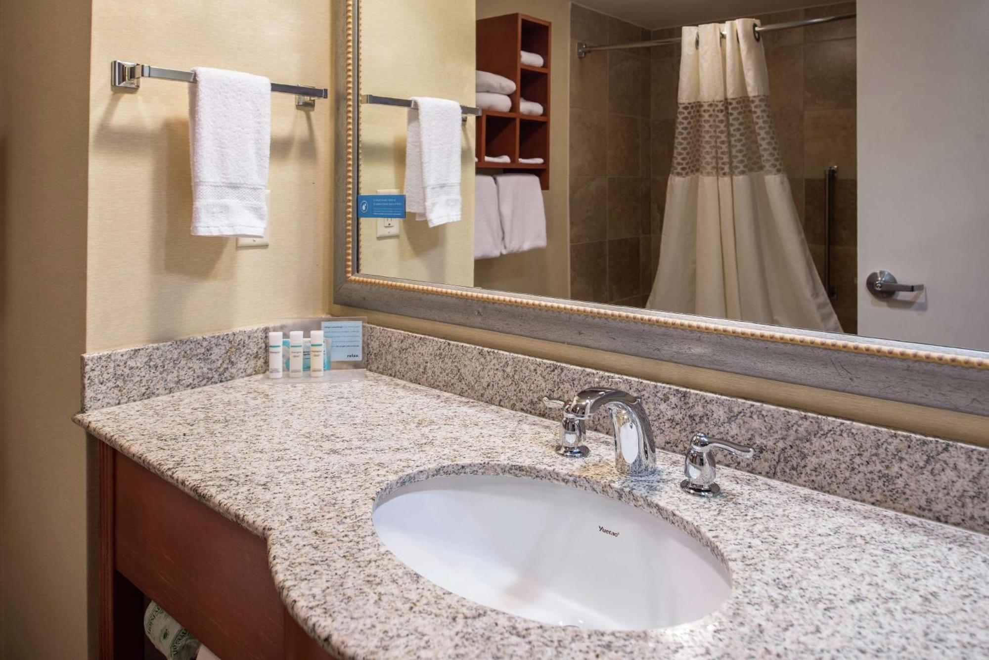 Hampton Inn & Suites Charlotte Arrowood Rd מראה חיצוני תמונה