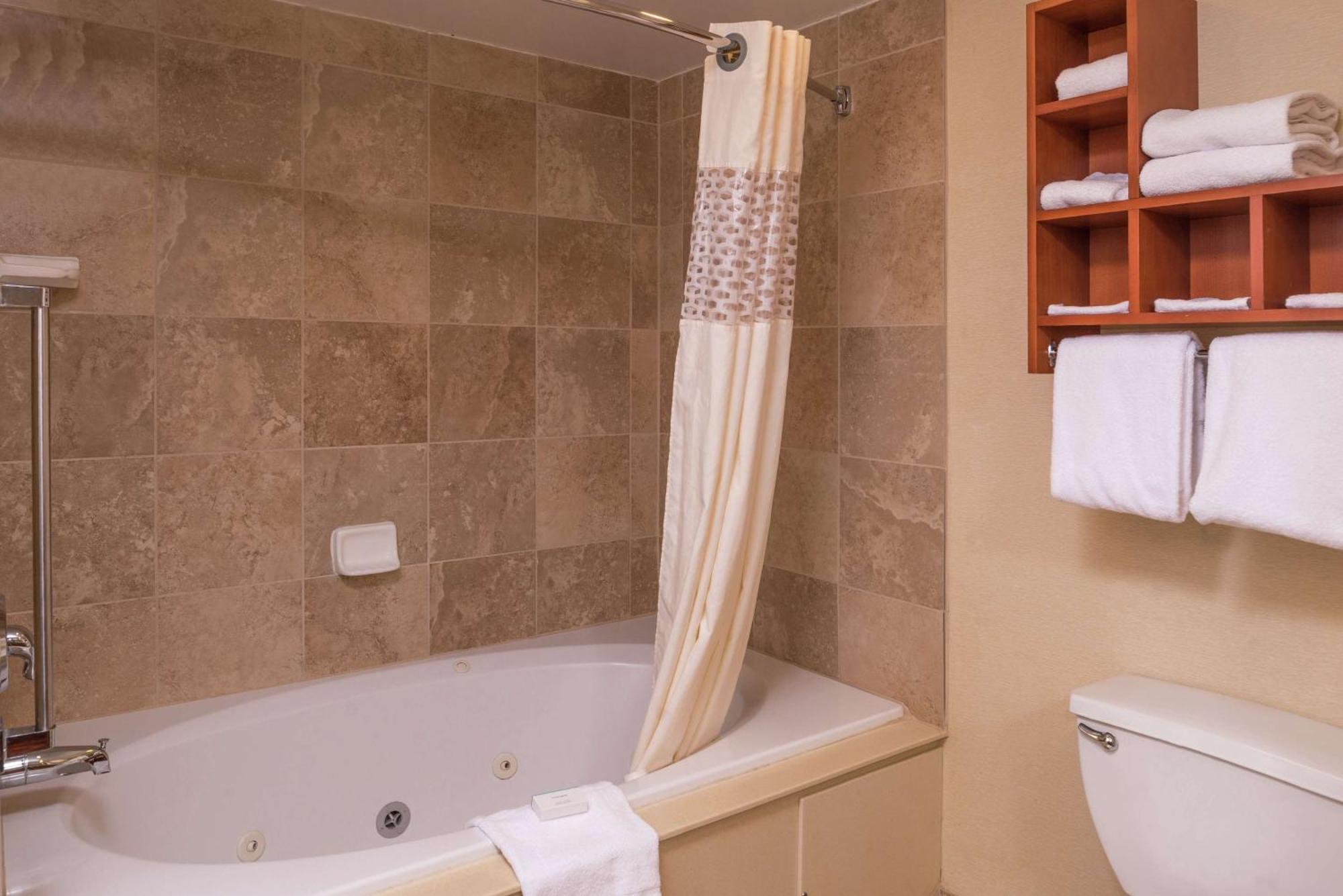 Hampton Inn & Suites Charlotte Arrowood Rd מראה חיצוני תמונה